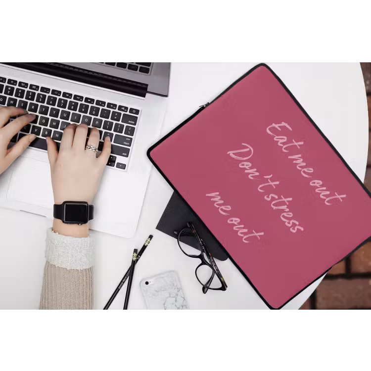 eat me out don't stress me out - Roze - Minimalistisch laptophoes neopreen klein -bureau