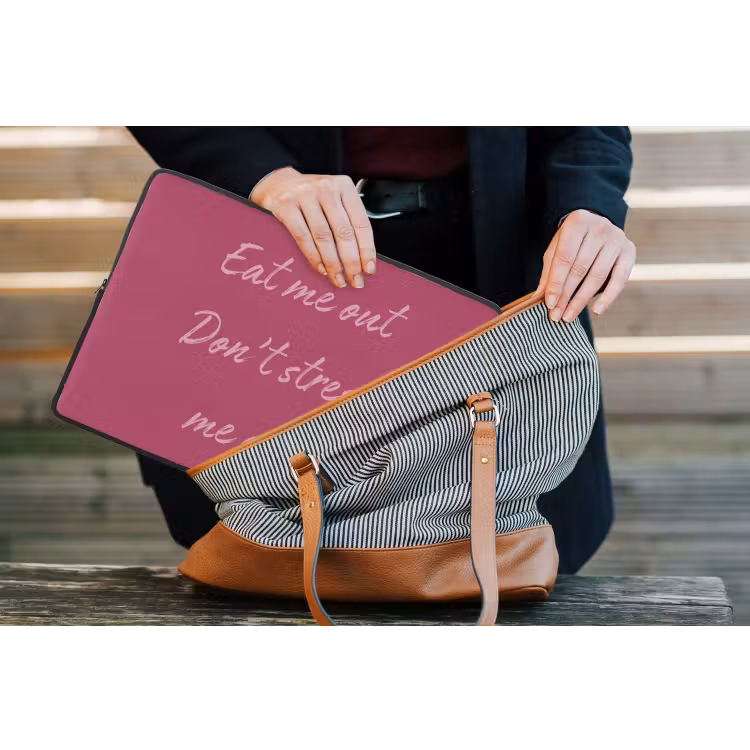 eat me out don't stress me out - Roze - Minimalistisch laptophoes neopreen klein -tas