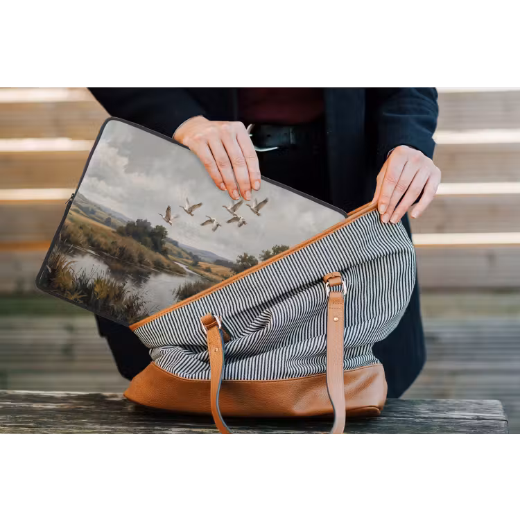 Eenden - Rivier - Landschap - Vlucht - Nostalgisch laptophoes neopreen klein -tas