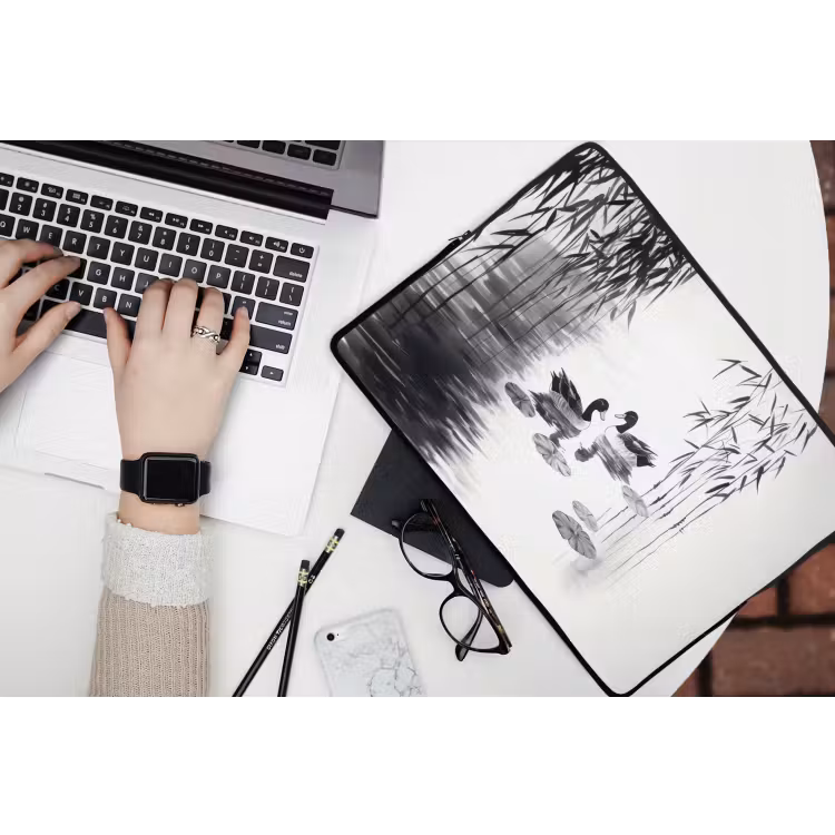 Eenden - Waterlelies - Riet - Zwart laptophoes neopreen klein -bureau