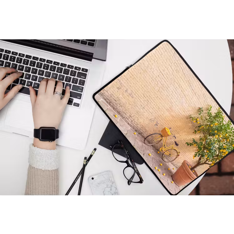 Fiets - Mand - Eten - Geel - Zomer laptophoes neopreen klein -bureau