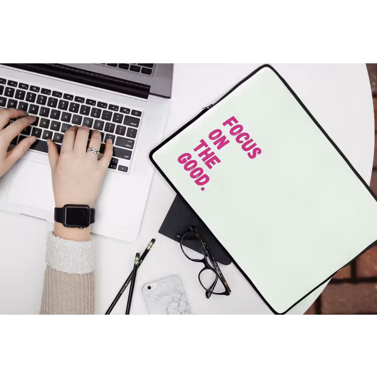 Focus on the good - Beige - Roze laptophoes neopreen klein -bureau