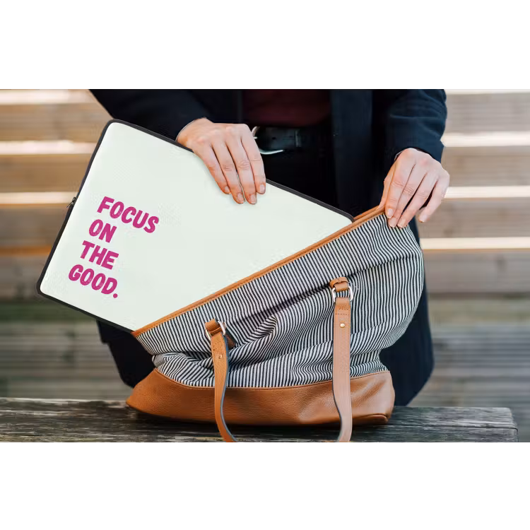 Focus on the good - Beige - Roze laptophoes neopreen klein -tas