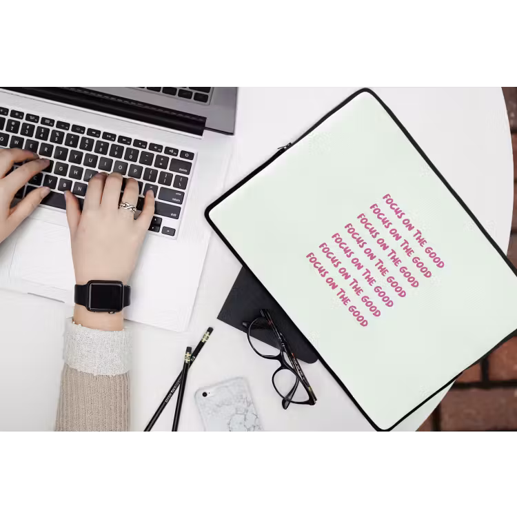 Focus on the good - Roze laptophoes neopreen klein -bureau