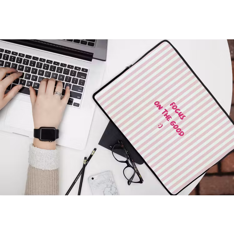 Focus on the good - Strepen - Roze - Smiley laptophoes neopreen klein -bureau
