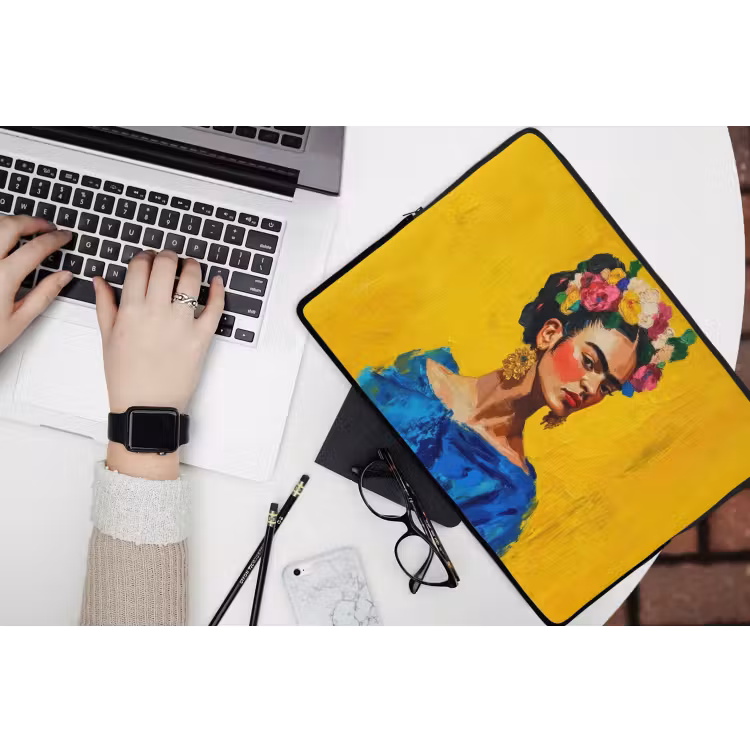 Frida Kahlo - Vrouw - Geel - Blauw - Bloemen laptophoes neopreen klein -bureau