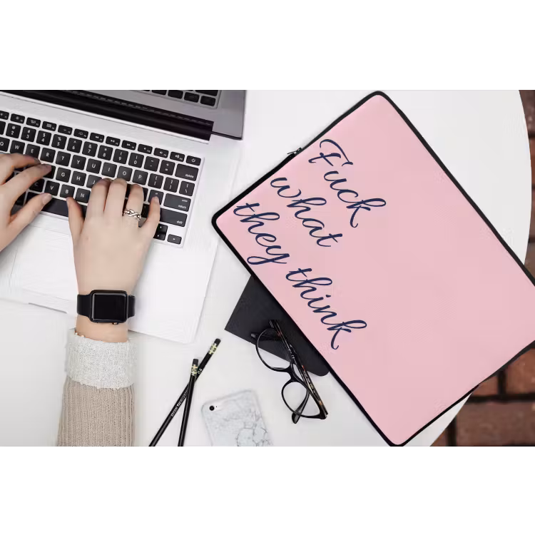 Fuck what they think - Roze - Minimalistisch laptophoes neopreen klein -bureau