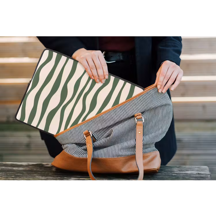Golvende lijnen - Beige - Groen - Strepen - Abstract laptophoes neopreen klein -tas