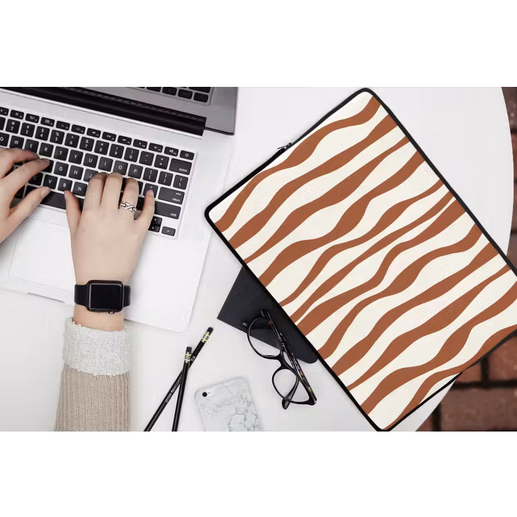 Golvende lijnen - Strepen - Beige - Bruin laptophoes neopreen klein -bureau
