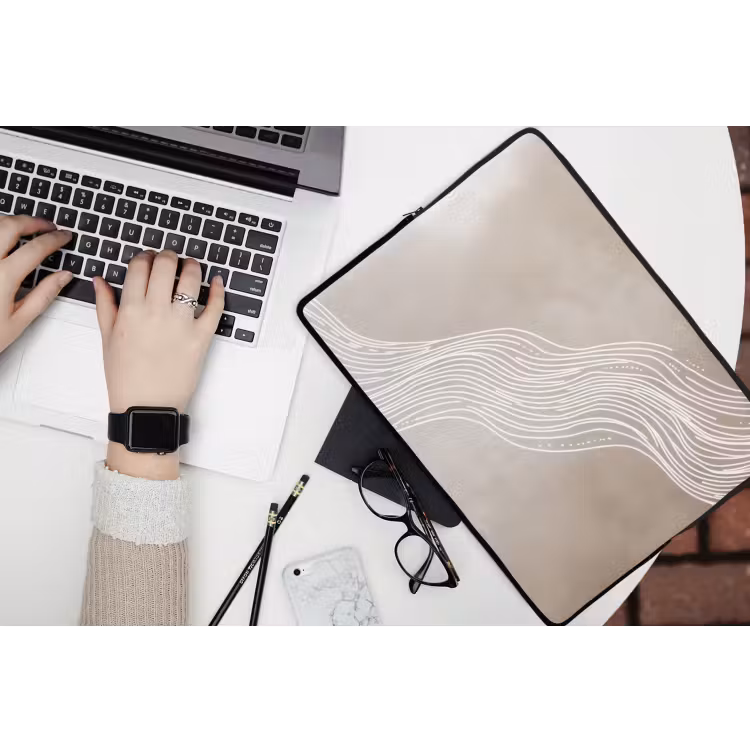 Golvende lijnen - Vloeiend - Zandkleurig laptophoes neopreen klein -bureau