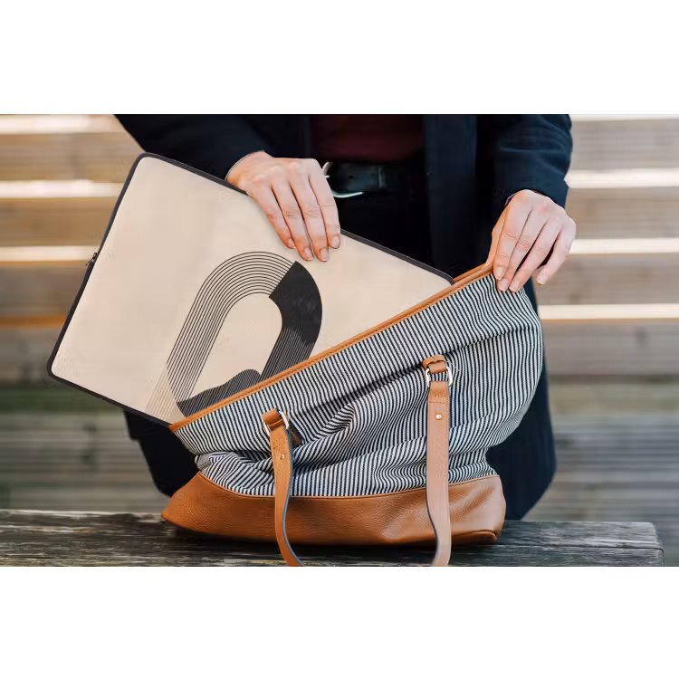 Grafisch gebogen motief - Beige laptophoes neopreen klein -tas