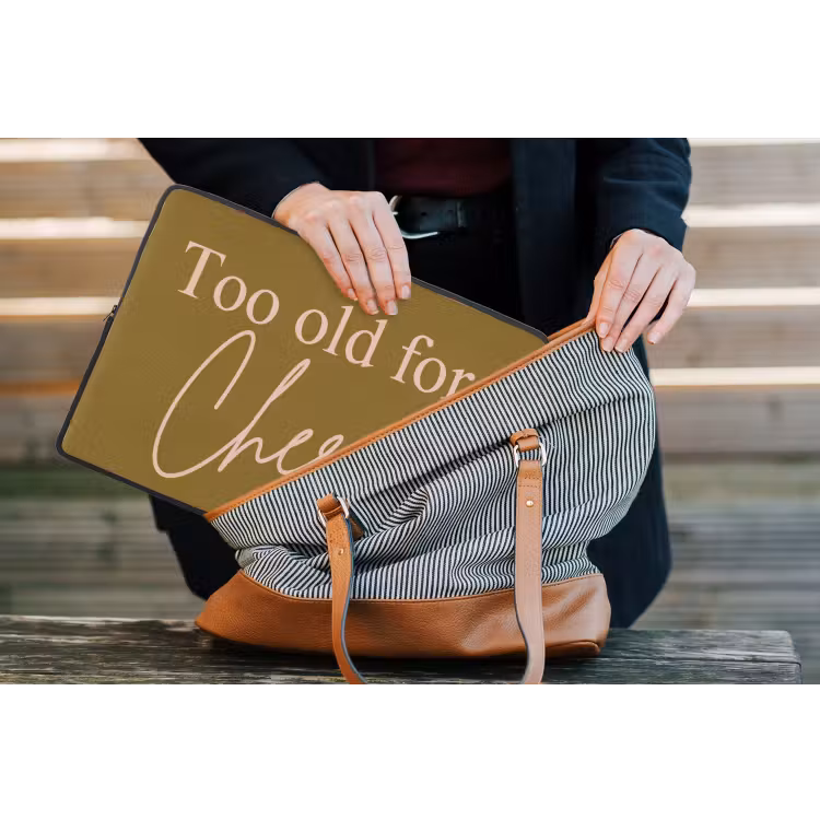Groen - Too old for cher - Roze laptophoes neopreen klein -tas