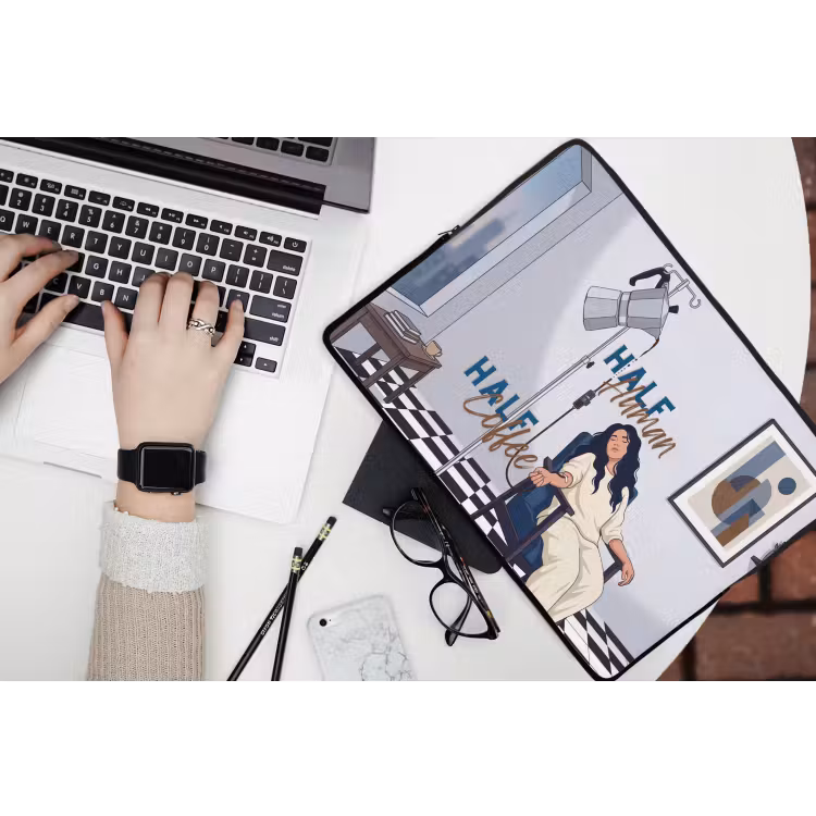 Half human, Half Coffee - Infuus - Koffie laptophoes neopreen klein -bureau