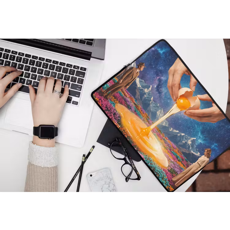 Laptophoes Handen - Ei - Surrealisme - Handen - Ei - Surrealisme laptophoes neopreen klein
