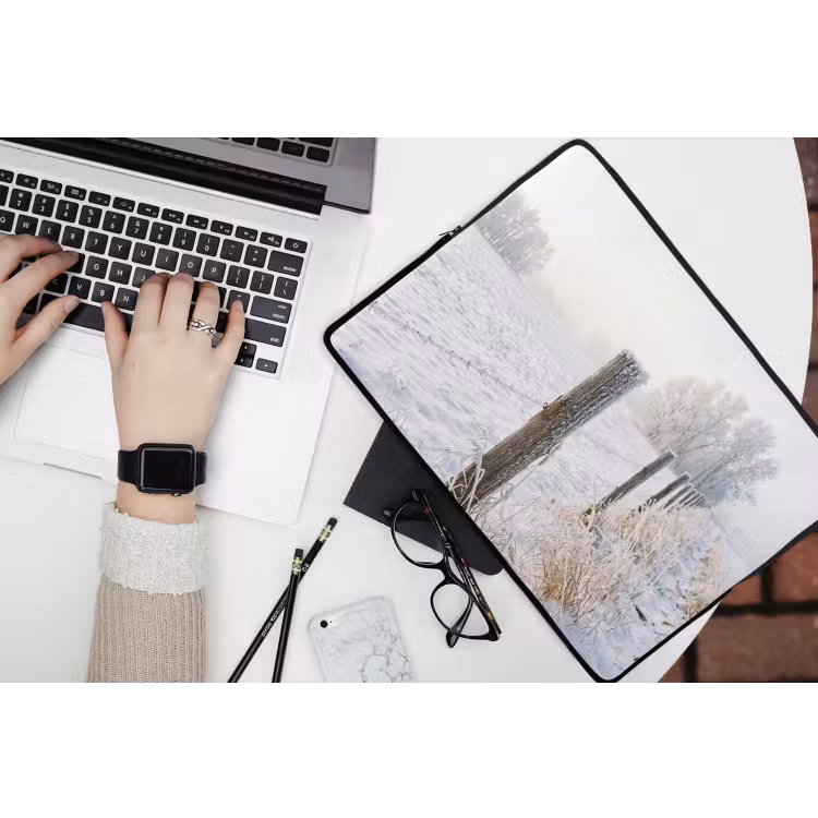 Hek - Sneeuw - Mist - Platteland - Nostalgisch laptophoes neopreen klein -bureau