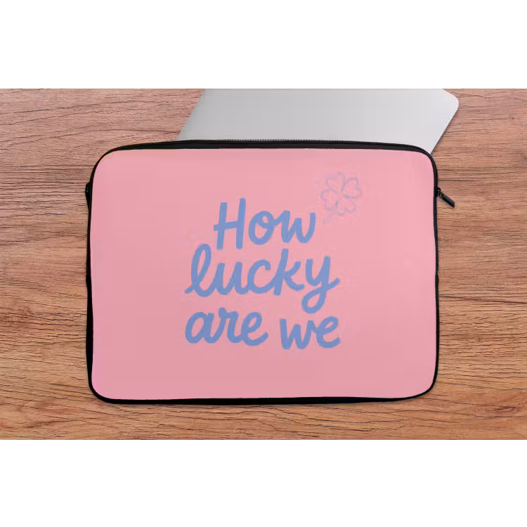 How lucky are we - Klavervier - Roze - Blauw laptophoes neopreen klein -tafel