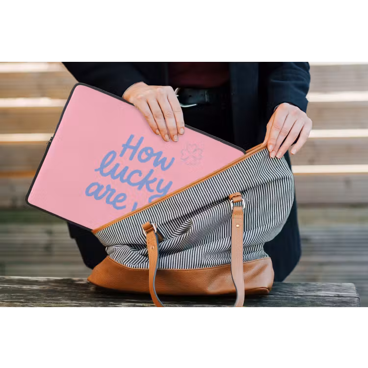 How lucky are we - Klavervier - Roze - Blauw laptophoes neopreen klein -tas