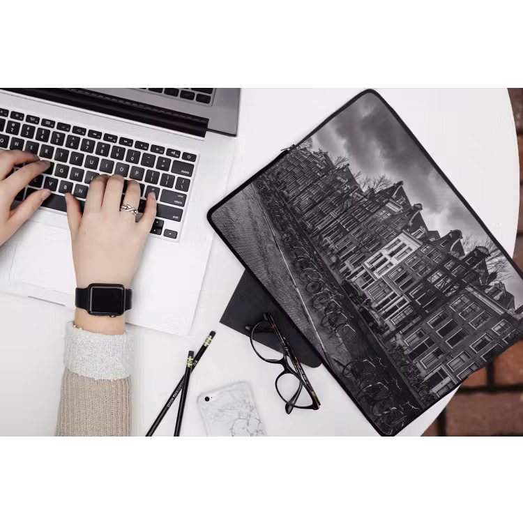 Huis - Gracht - Amsterdam - Architectuur - Zwart-wit laptophoes neopreen klein -bureau