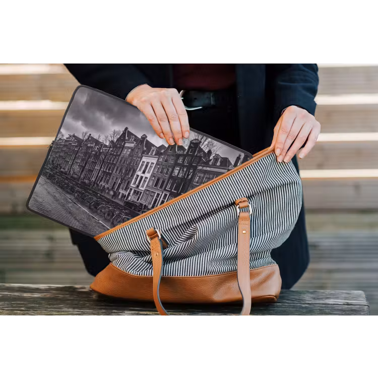 Huis - Gracht - Amsterdam - Architectuur - Zwart-wit laptophoes neopreen klein -tas
