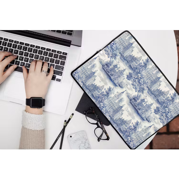 Huizen - Bomen - Water - Vogels - Blauw laptophoes neopreen klein 279 -bureau