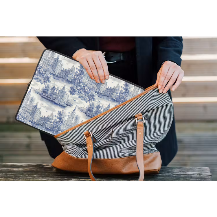 Huizen - Bomen - Water - Vogels - Blauw laptophoes neopreen klein 279 -tas