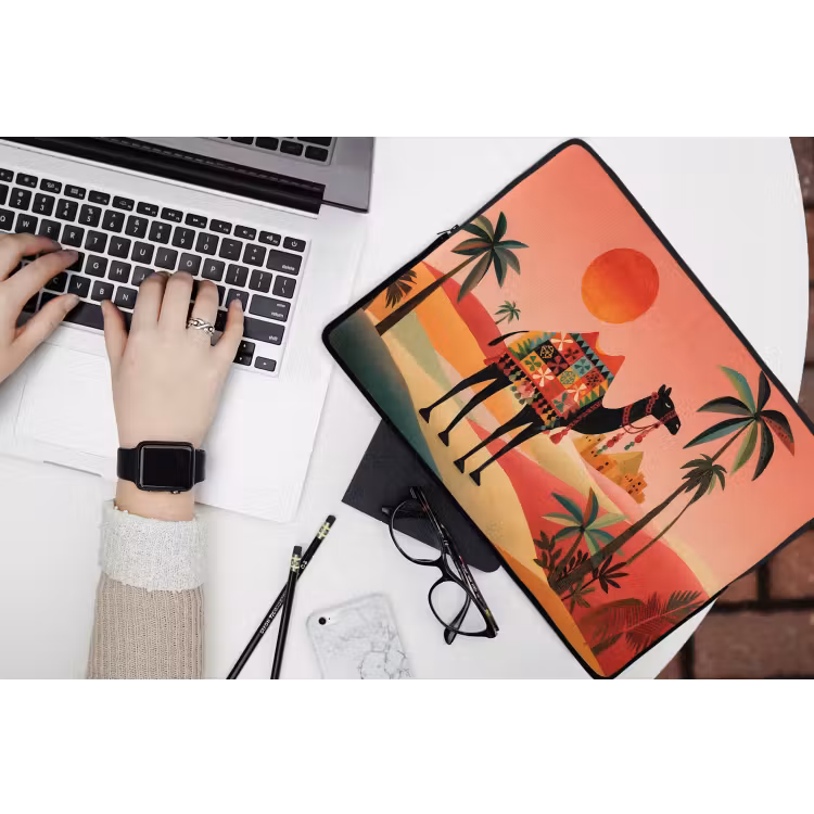 Kameel - Gekleurd tapijt - Duinen - Rode zon laptophoes neopreen klein -bureau