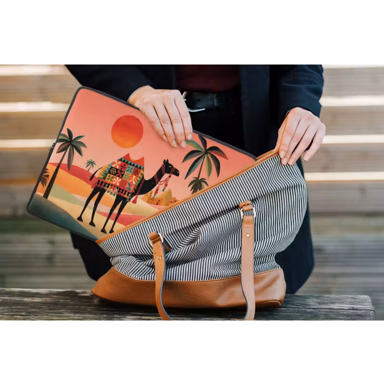 Kameel - Gekleurd tapijt - Duinen - Rode zon laptophoes neopreen klein -tas