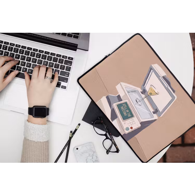 Kantoor - Drank - Humor - Illustratie laptophoes neopreen klein -bureau