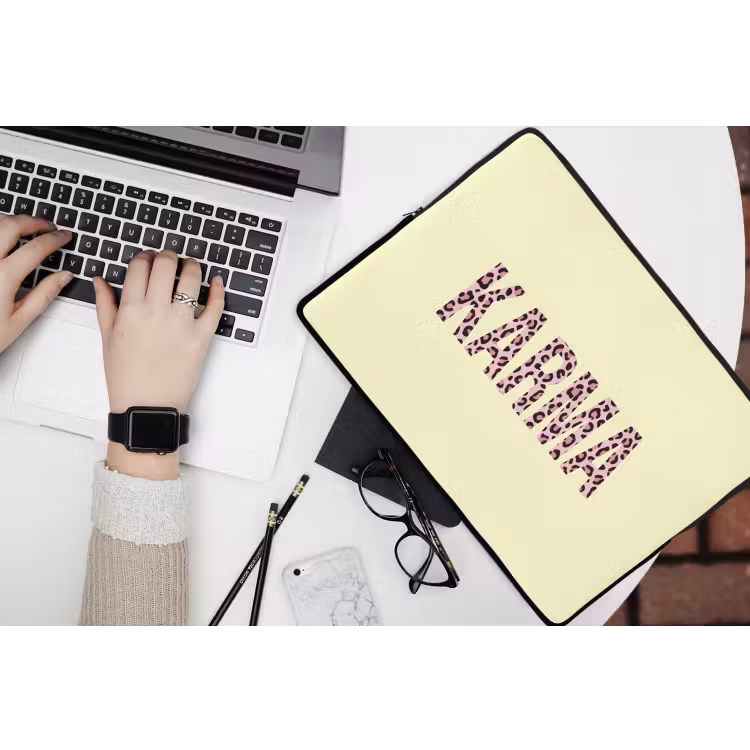 Karma - Luipaardprint - Geel laptophoes neopreen klein -bureau