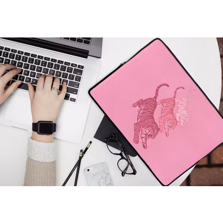 Kat - Springend - Dieren - Roze - Modern laptophoes neopreen klein -bureau