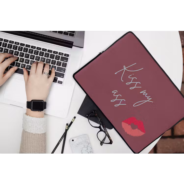 Kiss my ass - Lip - Bordeaux laptophoes neopreen klein -bureau
