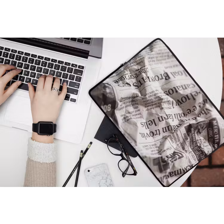 Krant - Gekreukeld - Textuur - Vintage - Zwart-wit laptophoes neopreen klein -bureau