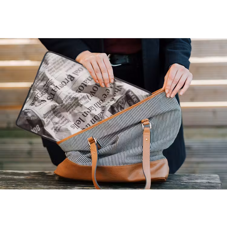 Krant - Gekreukeld - Textuur - Vintage - Zwart-wit laptophoes neopreen klein -tas