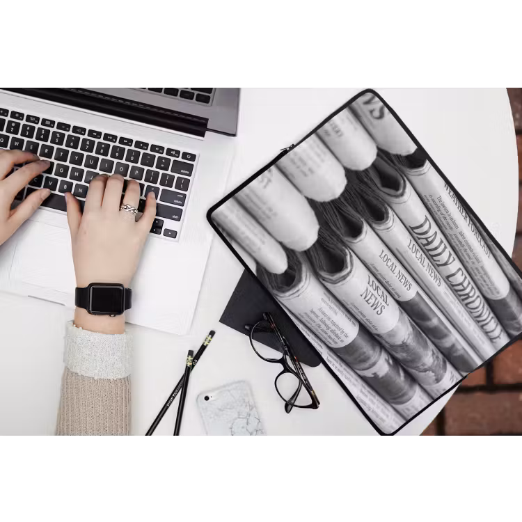 Krant - Stapel - Nieuws - Zwart-wit - Media laptophoes neopreen klein -bureau