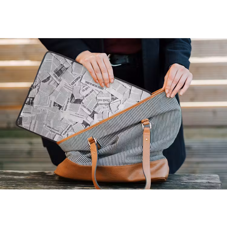 Krant - Versnipperd - Textuur - Zwart-wit - Abstract laptophoes neopreen klein -tas