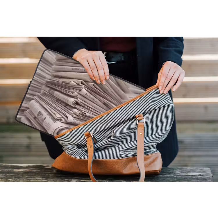 Kranten - Stapel - Nieuws - Vintage - Beige laptophoes neopreen klein -tas
