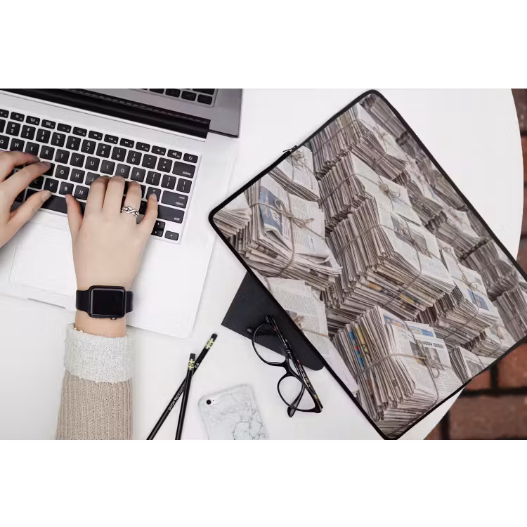 Kranten - Stapels - Touw - Informatie - Vintage laptophoes neopreen klein -bureau