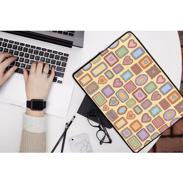 Lijst - Patroon - Hart - Speels - Kleurrijk laptophoes neopreen klein -bureau