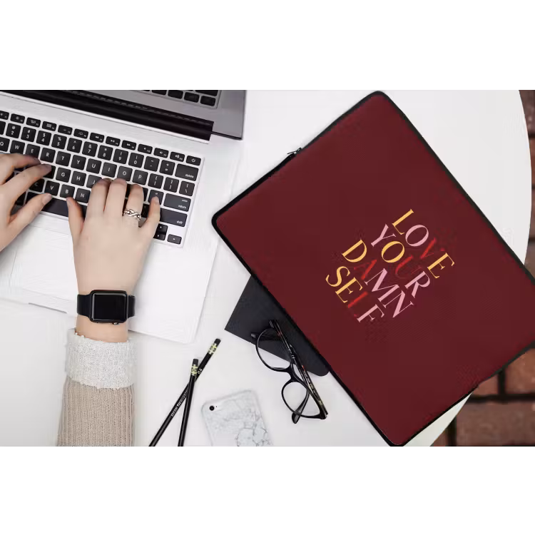 Love your damn self - Kleurrijk - Bordeaux laptophoes neopreen klein -bureau