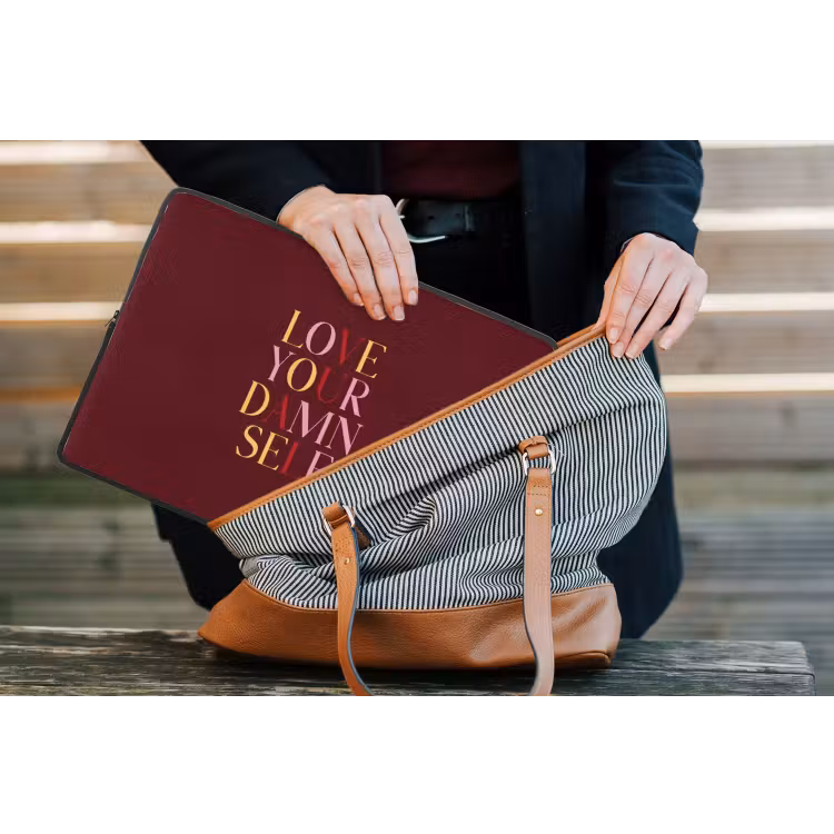 Love your damn self - Kleurrijk - Bordeaux laptophoes neopreen klein -tas