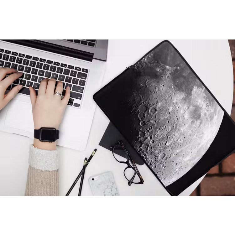 Laptophoes Maan - Kraters - Ruimte - Maan - Kraters - Ruimte laptophoes neopreen klein