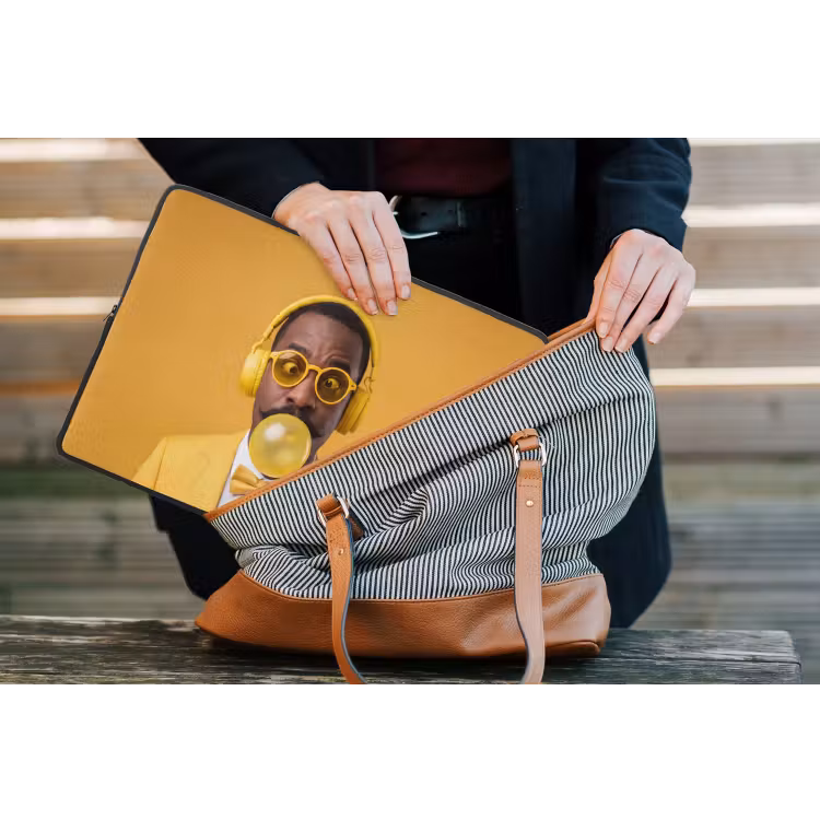 Man - Bubblegum - Portret - Geel - Modern laptophoes neopreen klein -tas