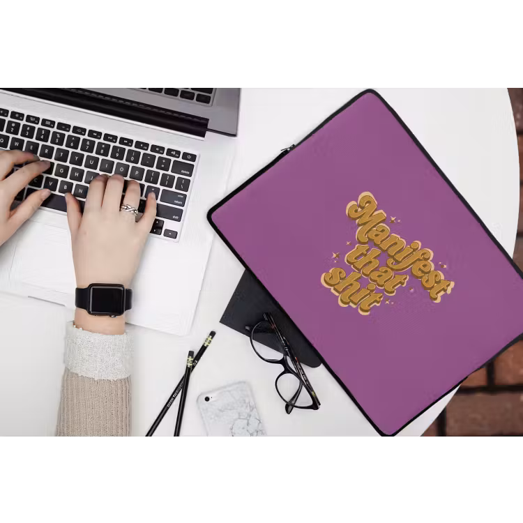 Manifest that shit - Paars - Glitter laptophoes neopreen klein -bureau