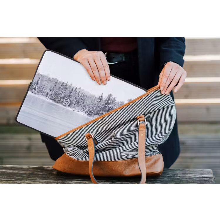 Meer - Dennen - IJs - Winter - Rustgevend laptophoes neopreen klein -tas