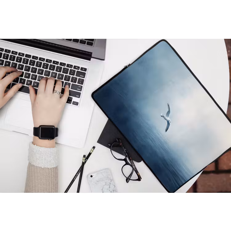 Meeuw - Wit - Zee - Mistig laptophoes neopreen klein -bureau