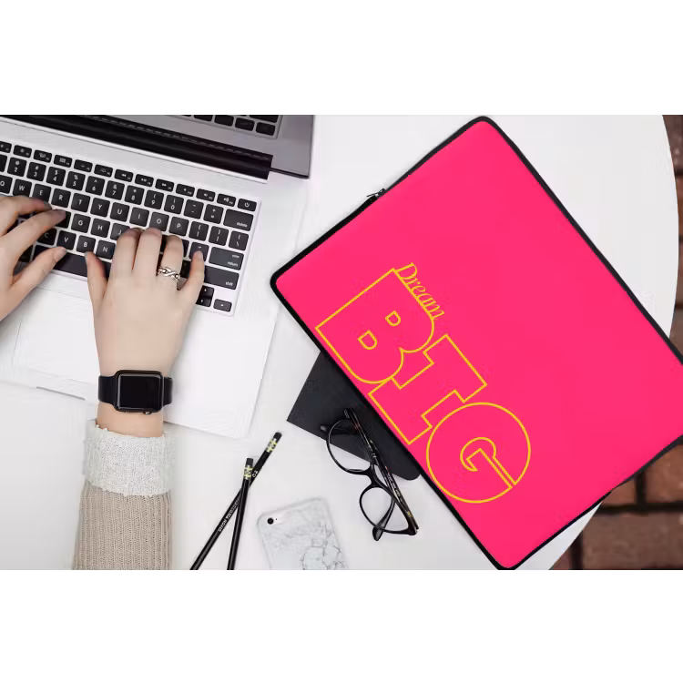 Minimalistisch - Roze - Dream big - Grafisch laptophoes neopreen klein -bureau