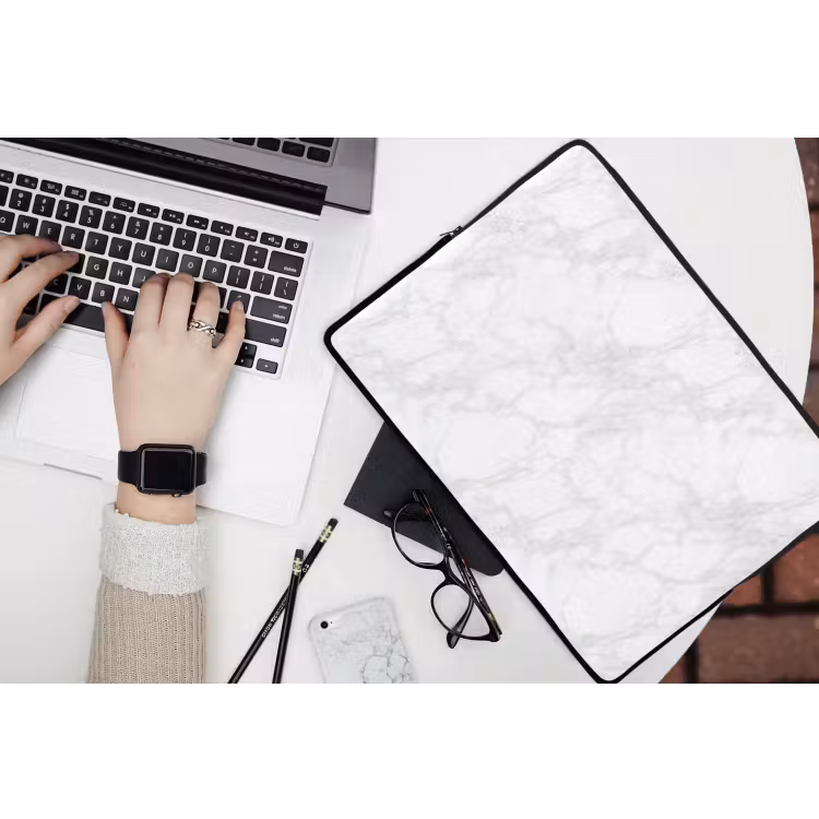 Minimalistisch - Wit - Grijze aders laptophoes neopreen klein 279 -bureau