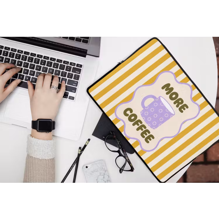 More coffee - Geel - Paars - Strepen - Mok laptophoes neopreen klein -bureau