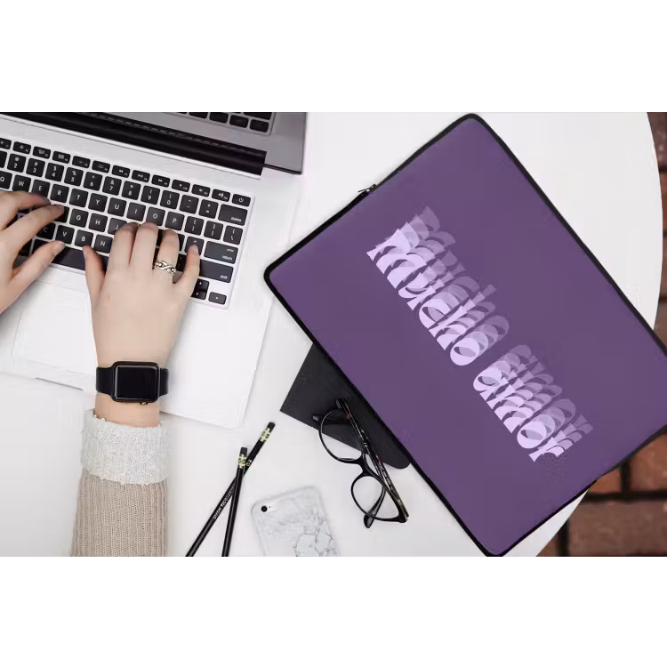 Mucho amor - Paars - Grafisch laptophoes neopreen klein -bureau