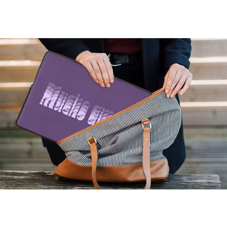 Mucho amor - Paars - Grafisch laptophoes neopreen klein -tas